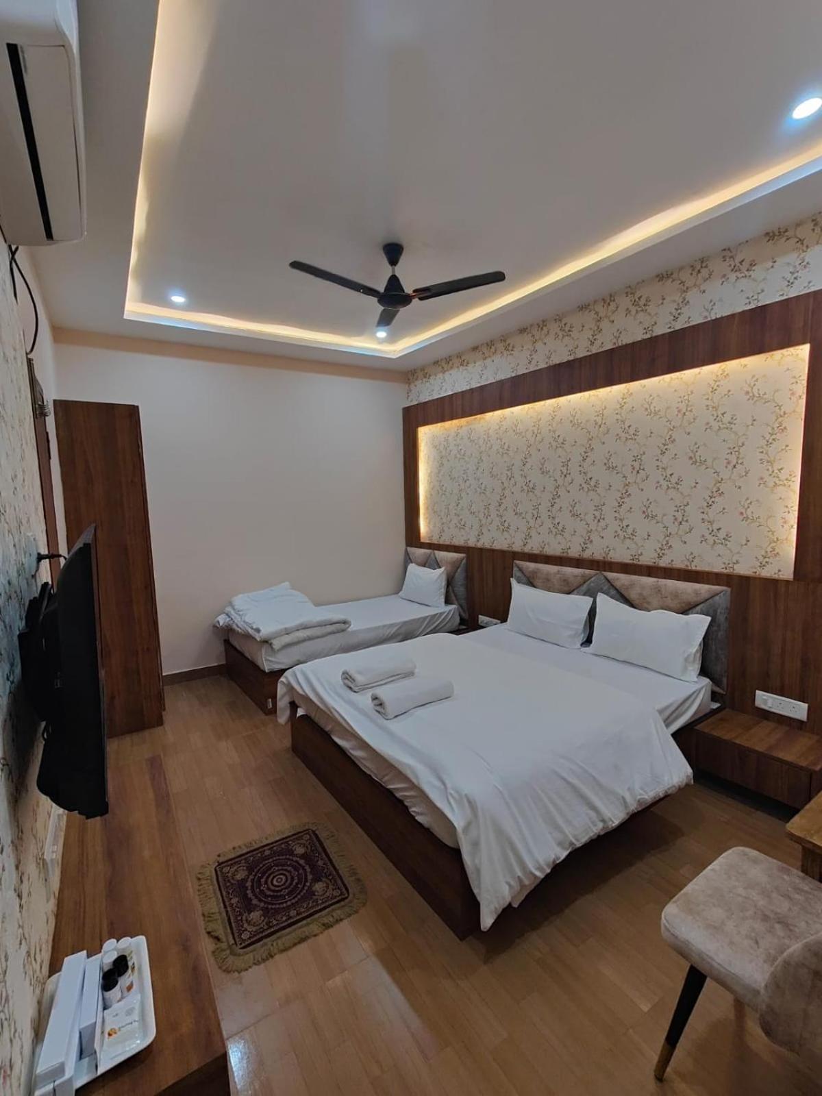 Hotel Mangal Murti Варанаси Экстерьер фото