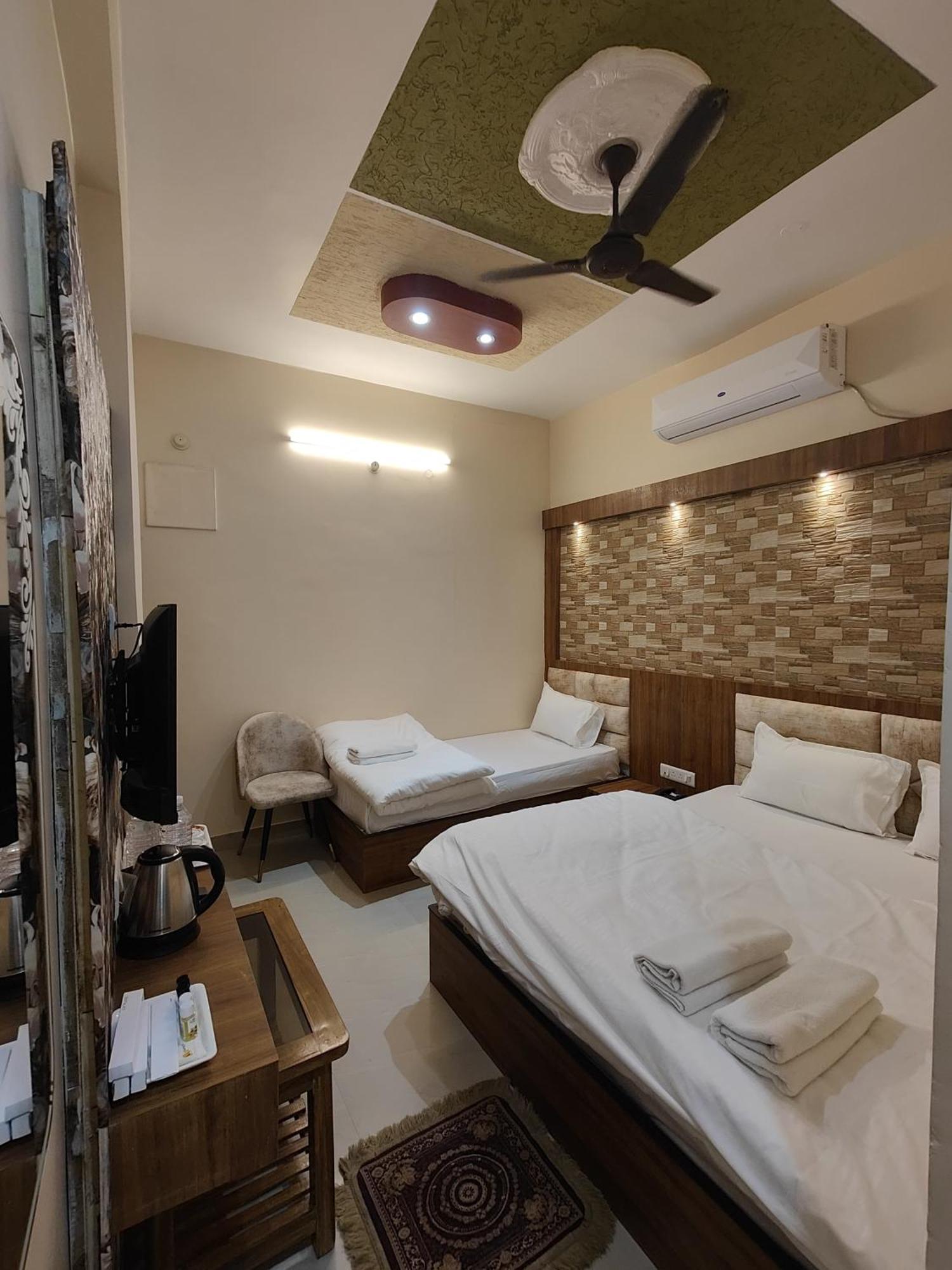 Hotel Mangal Murti Варанаси Экстерьер фото
